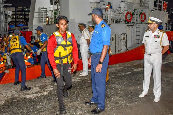 ආපදාවට පත් ඉන්දුනීසියානු ධීවර යාත්‍රාවේ සිටි 25ක් නාවික හමුදා සහයෙන් ගොඩබිමට රැගෙන එයි