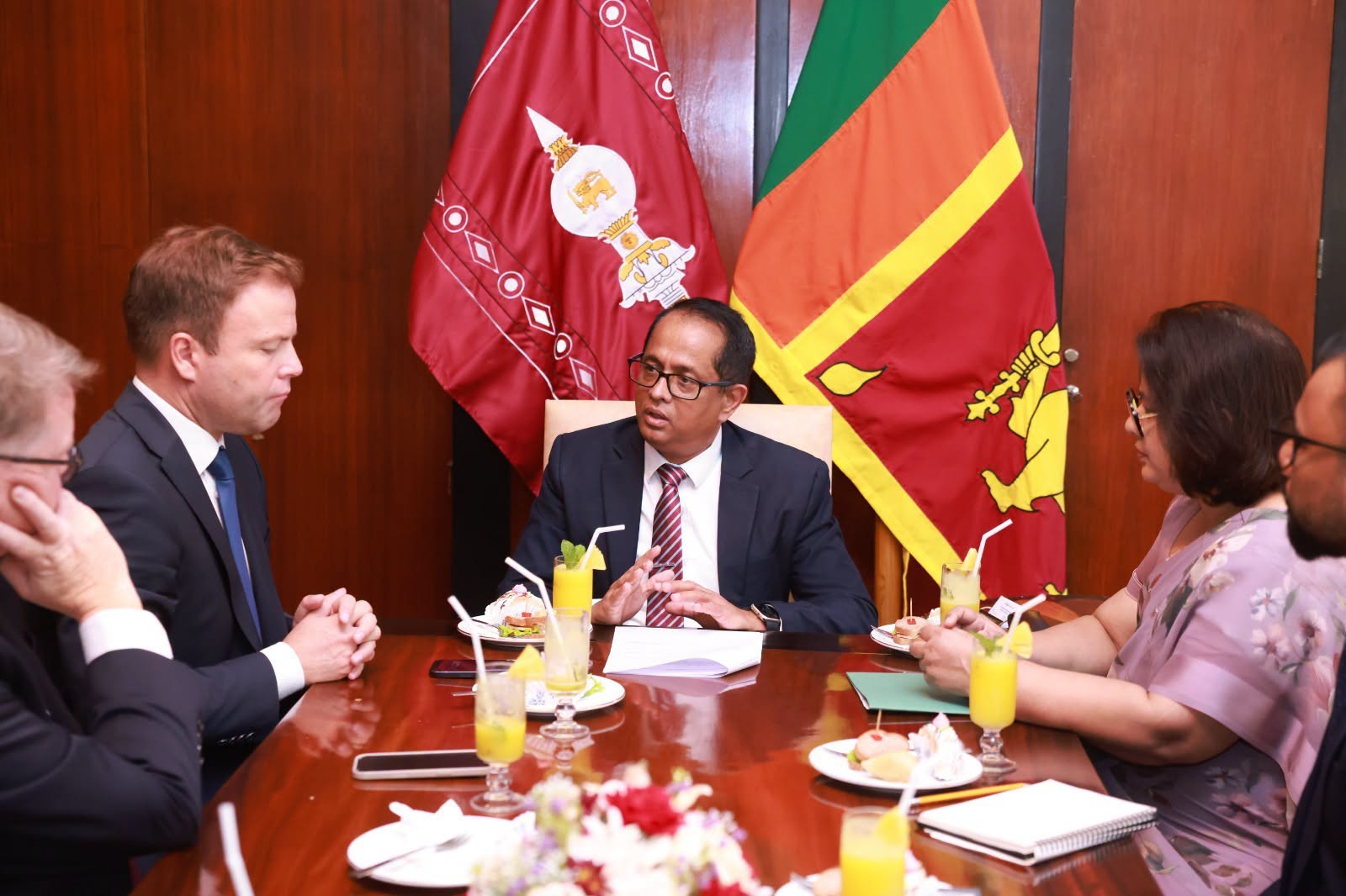 යුරෝපා පාර්ලිමේන්තු නියෝජිත පිරිසක් ශ්‍රී ලංකා පාර්ලිමේන්තුවේ සංචාරයක