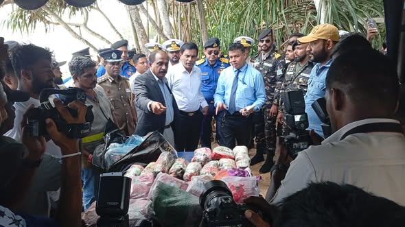මාතර - තලල්ල වෙරළ තීරයේ දී මත්ද්‍රව්‍ය යැයි සැක කෙරෙන පොහොර උර සහ මලු අත්අඩංගුවට