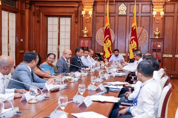 කටුනායක ජාත්‍යන්තර ගුවන් තොටුපළේ මගී ධාරිතාව ඉහළ නැංවීමේ ව්‍යාපෘති කඩිනමින් අවසන් කරන්න" - ජනපති