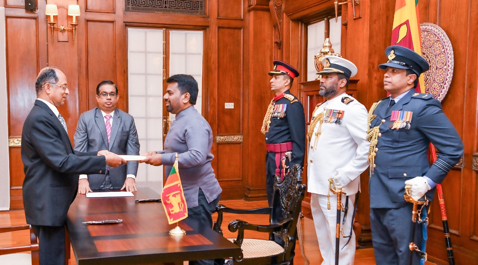 නව ශ්‍රේෂ්ඨාධිකරණ විනිසුරුවරයෙක් ජනපති ඉදිරියේ දිවුරුම් දෙයි