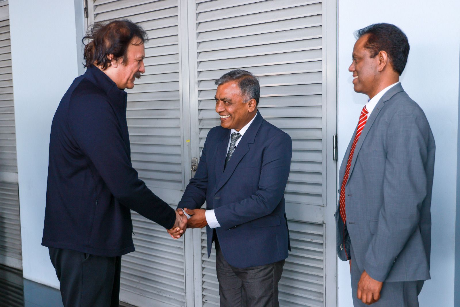 පකිස්ථාන ජනරජයේ අග්‍රාමාත්‍යවරයාගේ කර්මාන්ත හා නිෂ්පාදන පිළිබඳ විශේෂ සහකාර දිවයිනට 