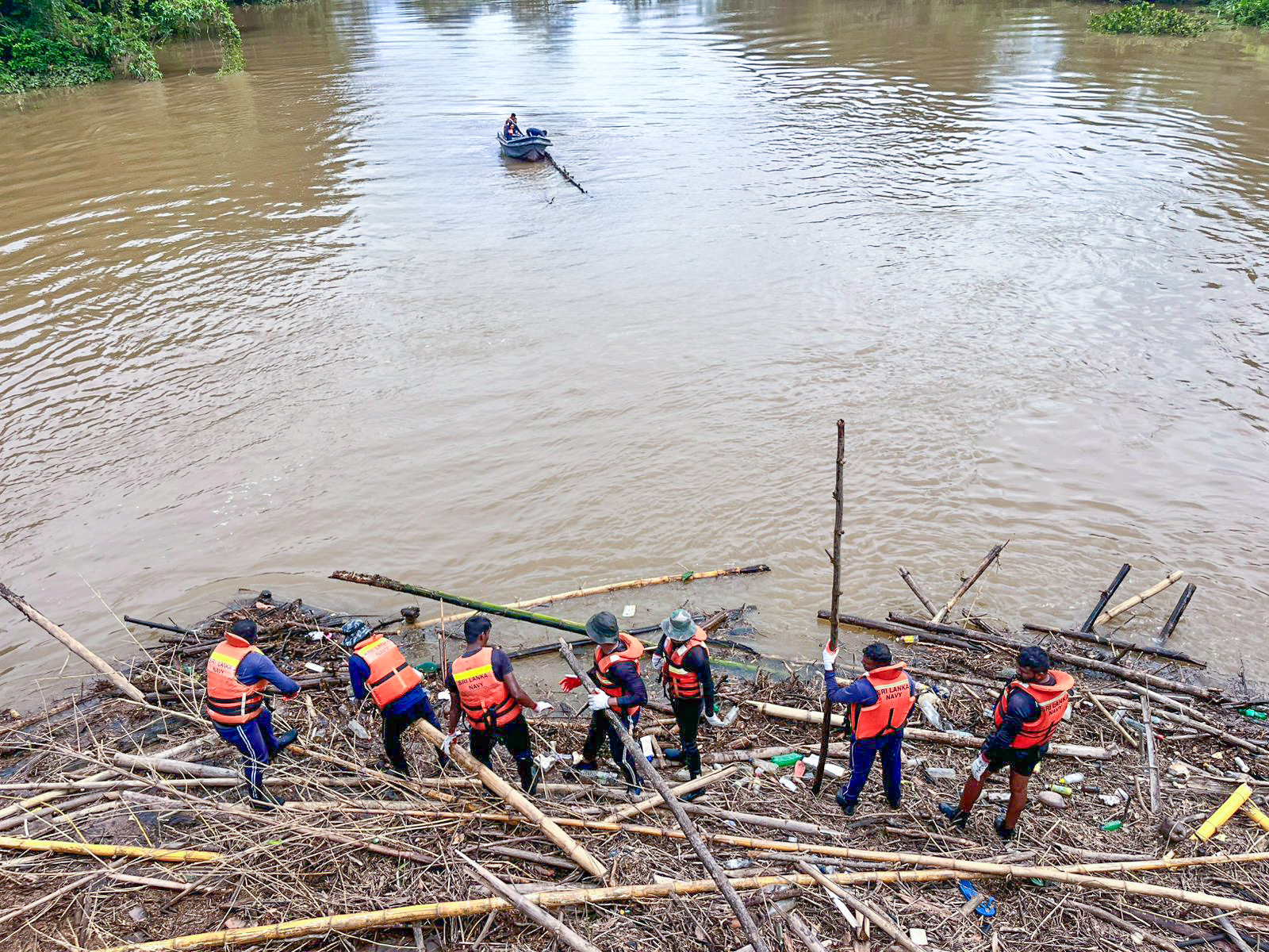 නාවික හමුදාව මඟින් ගාල්ල සහ කුරුණෑගල ප්‍රදේශයේ පාලම් තුල සිරවූ දෑ ඉවත් කිරීමේ මෙහෙයුමක්