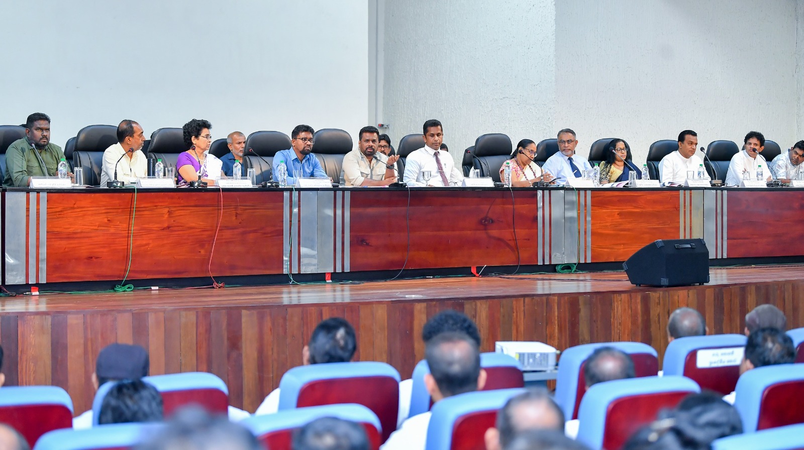 සංවර්ධනයේ ප්‍රතිලාභ ජනතාවට ලබා දීමේ අතරමැදි යාන්ත්‍රණය ලෙස සිය වගකීම නිසි ලෙස ඉටු කරන්න -     රත්නපුර දිස්ත්‍රික් සම්බන්ධීකරණ කමිටු රැස්වීමේදී ජනපති රාජ්‍ය නිලධාරීන්ට කියයි