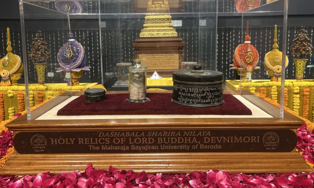 ඉන්දියාවේ සිට වැඩමවූ සර්වඥ ධාතූන්වහන්සේලා වන්දනාව සිව්වන දිනටත් පැවත්වෙයි 