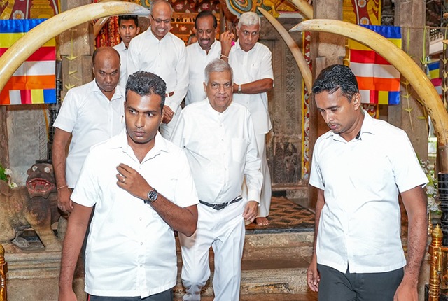 නාම යෝජනා පත්‍ර භාරදුන් ජනපති ඓතිහාසික දළදා සමිඳුන් වැඳ ආශිර්වාද ලබා ගනී