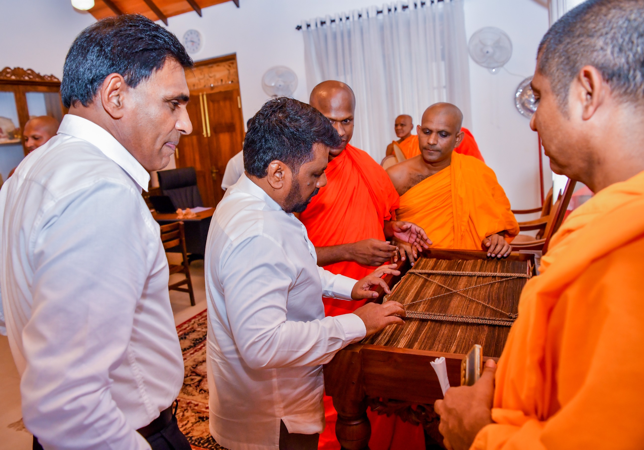 කුරුණෑගල ඓතිහාසික ඇත්කඳ රජමහා විහාරයේ ශ්‍රී දළදා පොසොන් පෙරහැර මංගල්‍යය ශතක සංවත්සරය ජනපති සහභාගීත්වයෙන්