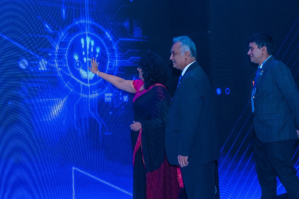 ඩිජිටල් යටිතල පහසුකම් සංවර්ධනය මෙන්ම මිනිසා කේන්ද්‍ර කරගත් කුසලතා සංවර්ධනය අත්‍යවශ්‍යයි