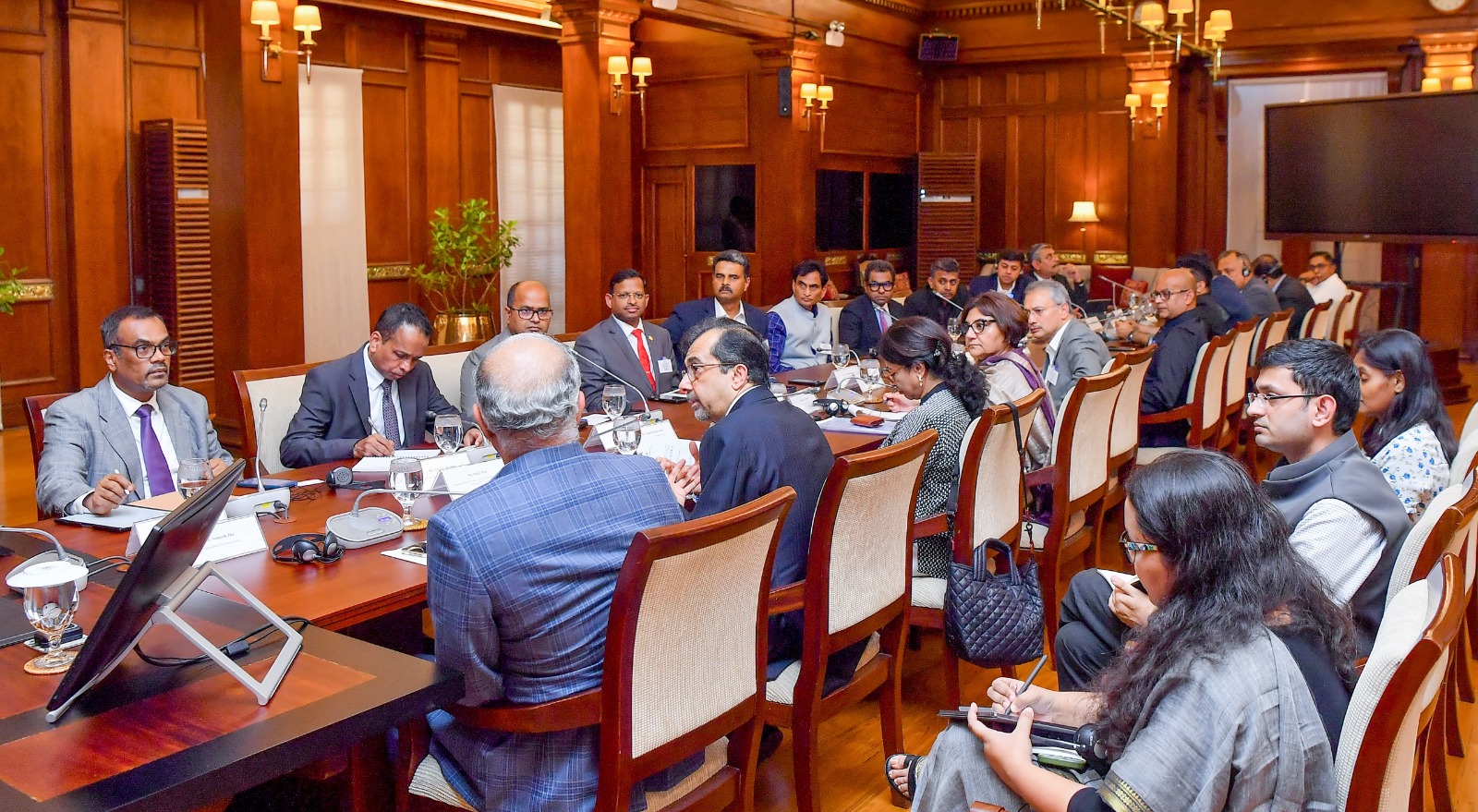 ඉන්දියාවේ ප්‍රකට සමාගම් රැසක ප්‍රධානීහු මෙරට ආයෝජන අවස්ථා සොයා බලති