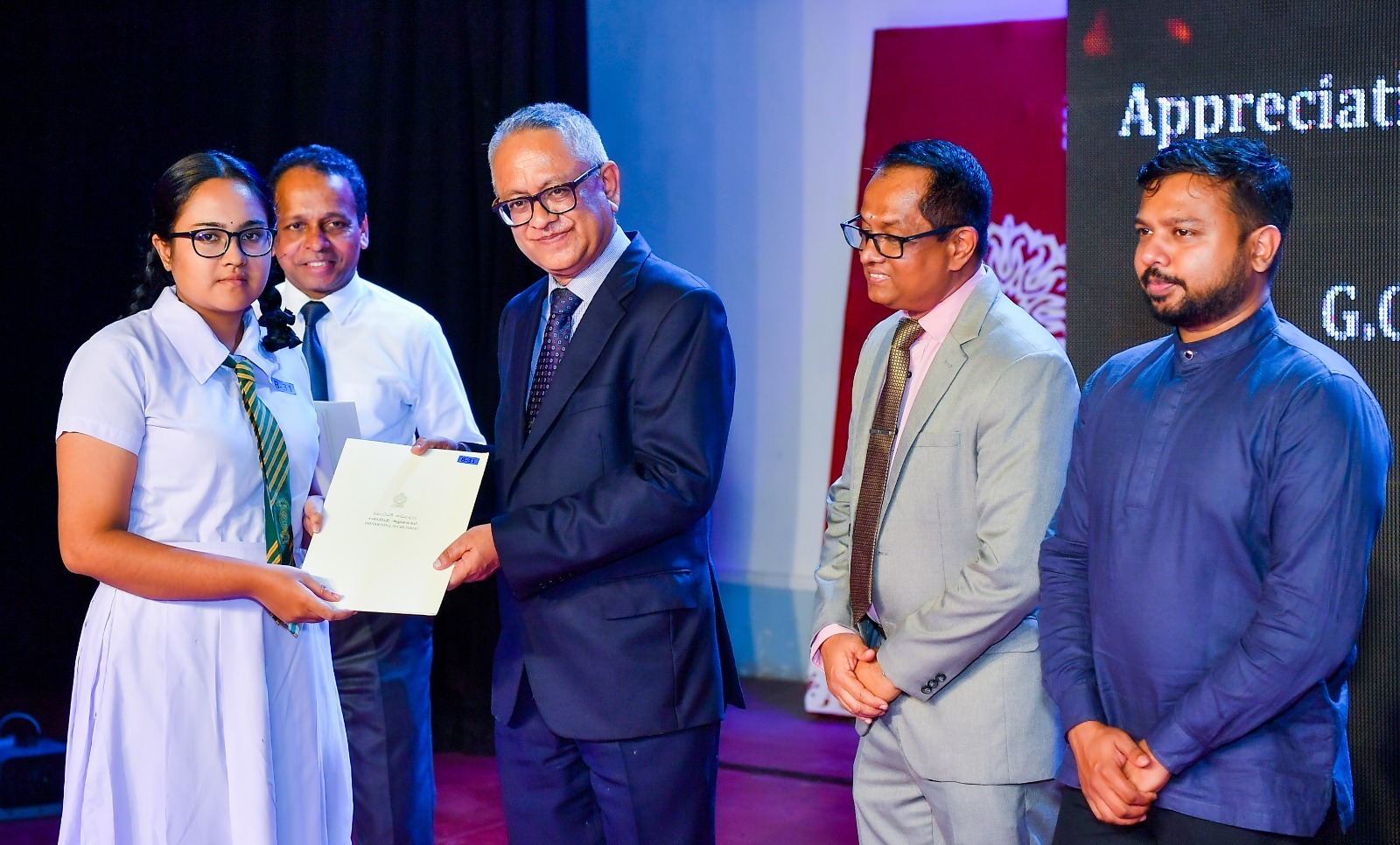 ජනාධිපති අරමුදලෙන් නැගෙනහිර පළාතේ උසස් පෙළ විශිෂ්ටයෝ ඇගයෙති