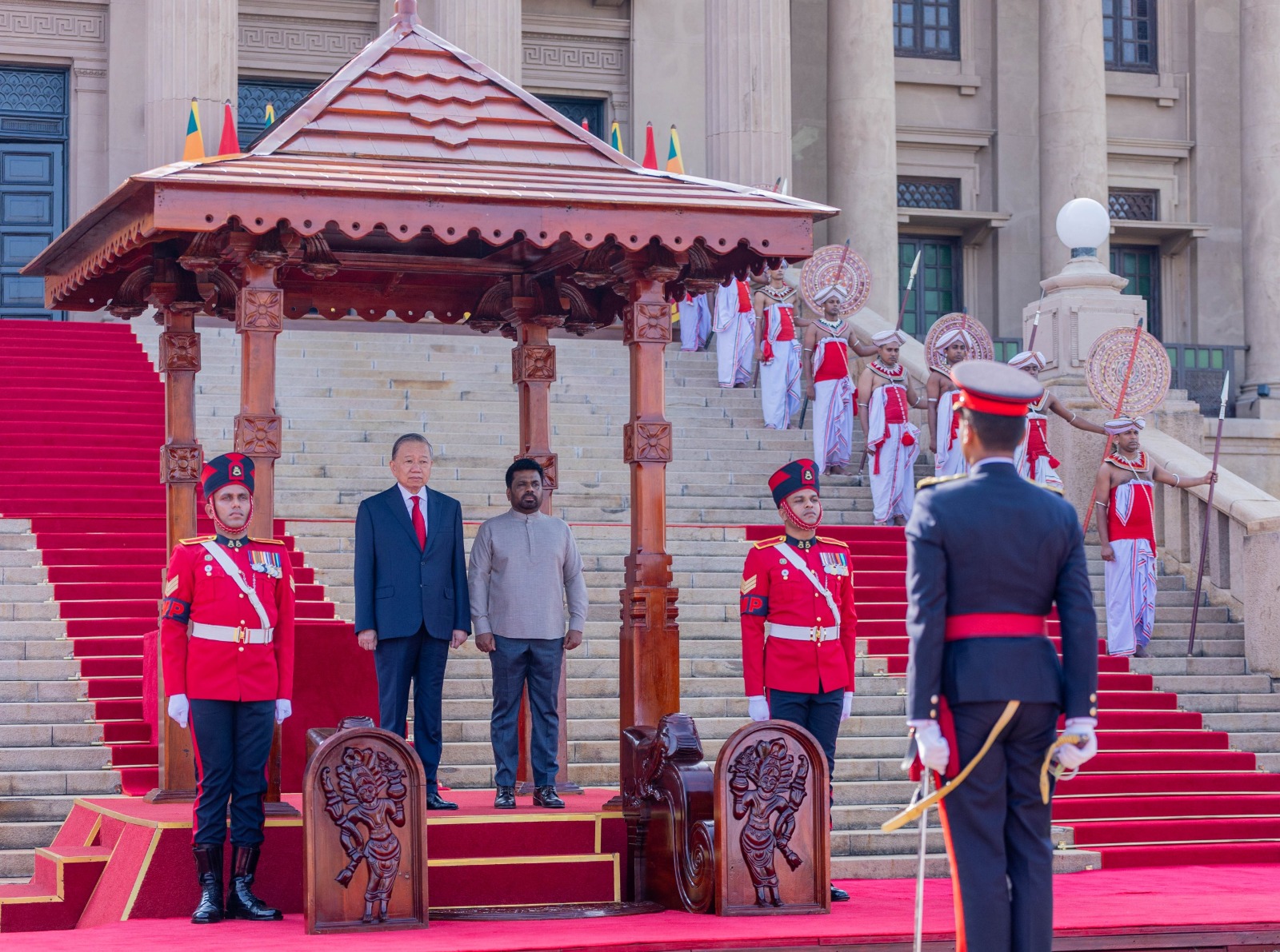 වියට්නාම් සමාජවාදී ජනරජයේ ජනාධිපතිවරයාට ජනාධිපති කාර්යාල  පරිශ්‍රයේදී උණුසුම් පිළිගැනීමක්