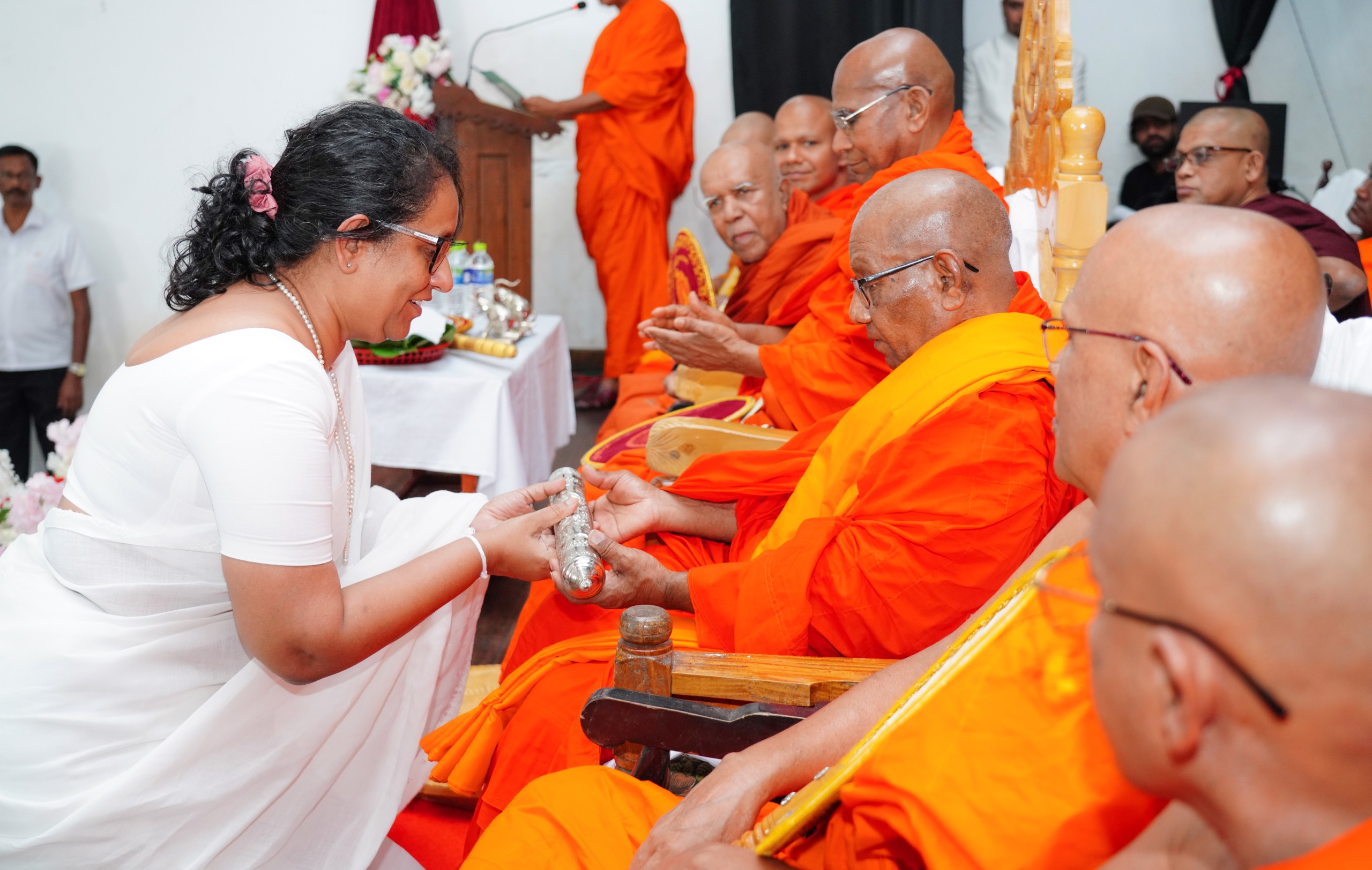 රට නව පරිවර්තනීය යුගයක් කරා රැගෙන යන ගමනට ස්වාමීන්වහන්සේලාගේ මෙන්ම ආගමික නායකයින්ගේ මඟපෙන්වීම, අනුශාසනා සහ උපකාරය රජයට ඉතා වැදගත්  -අගමැතිනී