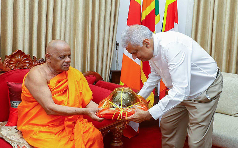 ජනපති මල්වතු, අස්ගිරි මහා නා හිමිවරුන් බැහැ දැක ආශිර්වාද ලබා ගනී