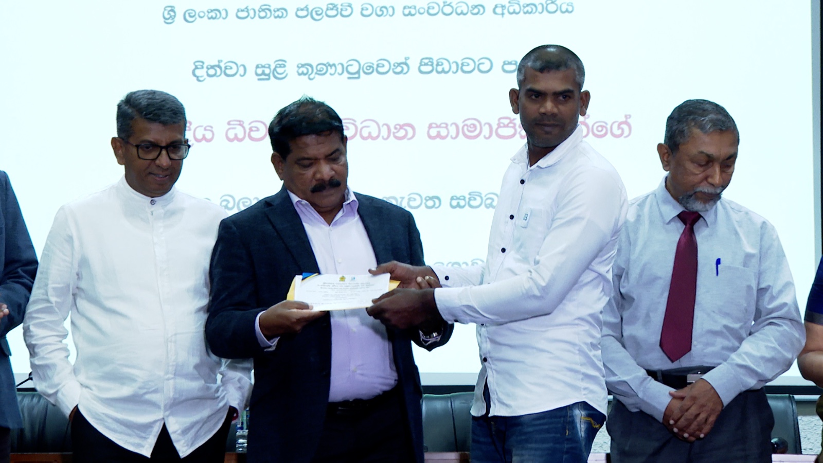 දිට්වා සුළි කුණාටුවෙන් විපතට පත් මිරිදිය ධීවරයින්ට රුපියල් මිලියන 226ක සහන