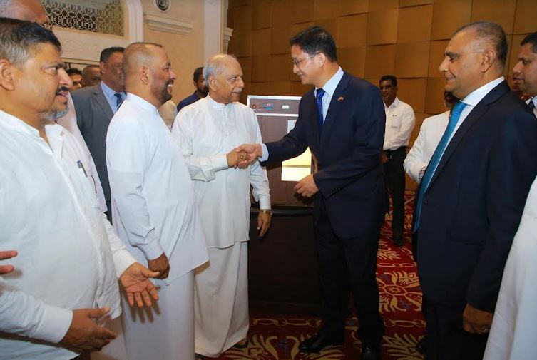 චීනයෙන් බිත්තර රැක්කවීමේ නවීන යන්ත්‍ර