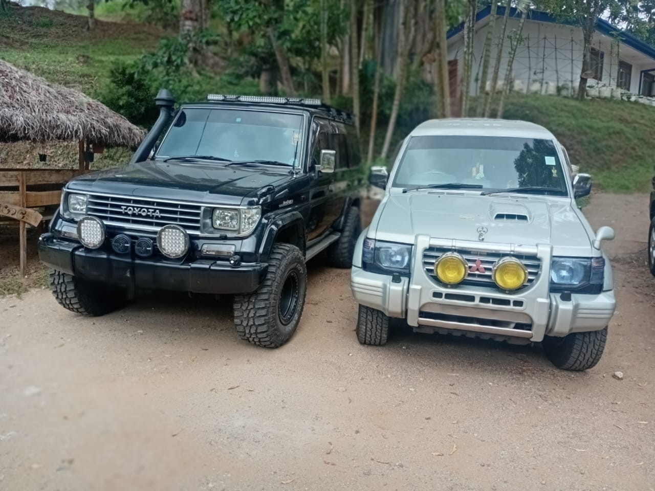 බලපත්‍ර නොමැතිව මෙරටට ආනයනය කරන ලද මෝටර් රථ දෙකක් සමඟ සැකකරුවන් දෙදෙනෙකු අත්අඩංගුවට
