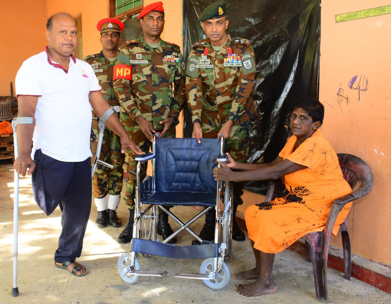 යුද්ධ හමුදාධිපතිතුමන්ගෙන් කළ ඉල්ලීමකට අනුව පූර්ණ ආබාධිත රණවිරු බිරිඳකට රෝද පුටුවක්