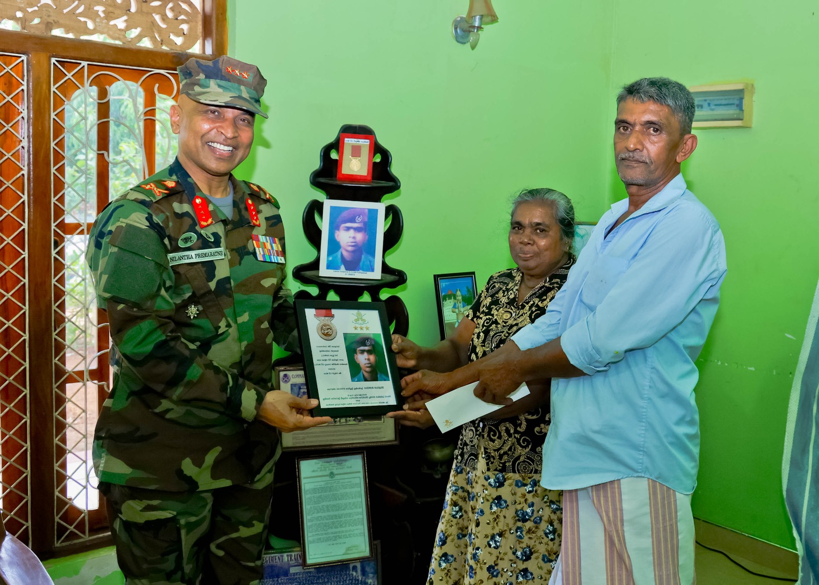 පරම වීර විභූෂණ සම්මානයෙන් පිදුම් ලැබූ දිවංගත කෝප්‍රල් එස්.වී.ඒ.එම්. පුෂ්පමාල් රණවිරුවාගේ මව්පියන්ට යුද්ධ හමුදාධිපතිගෙන් උපහාර