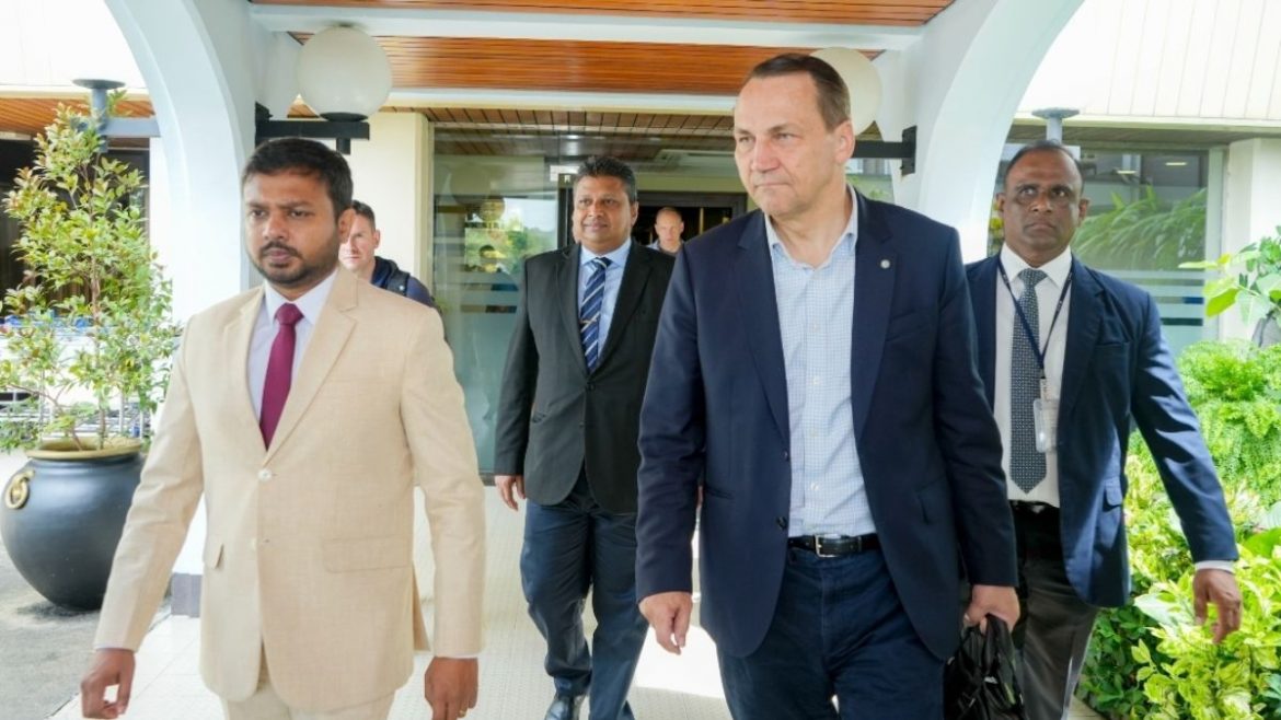පෝලන්ත විදේශ ඇමැති දිවයිනට පැමිණෙයි 