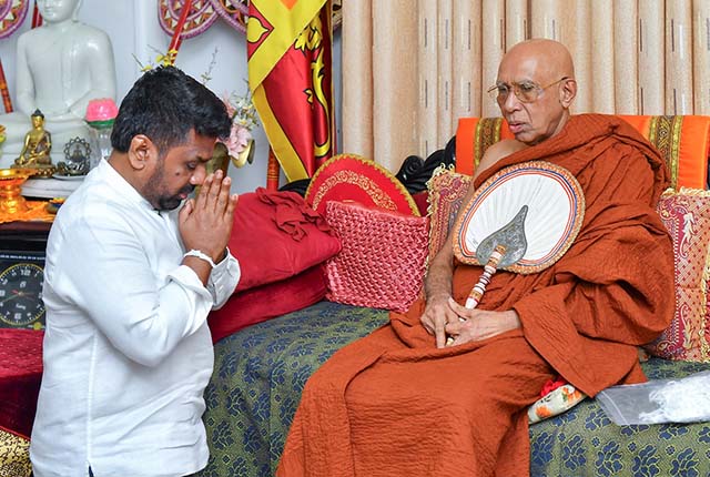 ජනපති රාමඤ්ඤ මහා නිකායේ මහා නායක හිමි බැහැදැක නව වසරට ආශිර්වාද ලබා ගනී