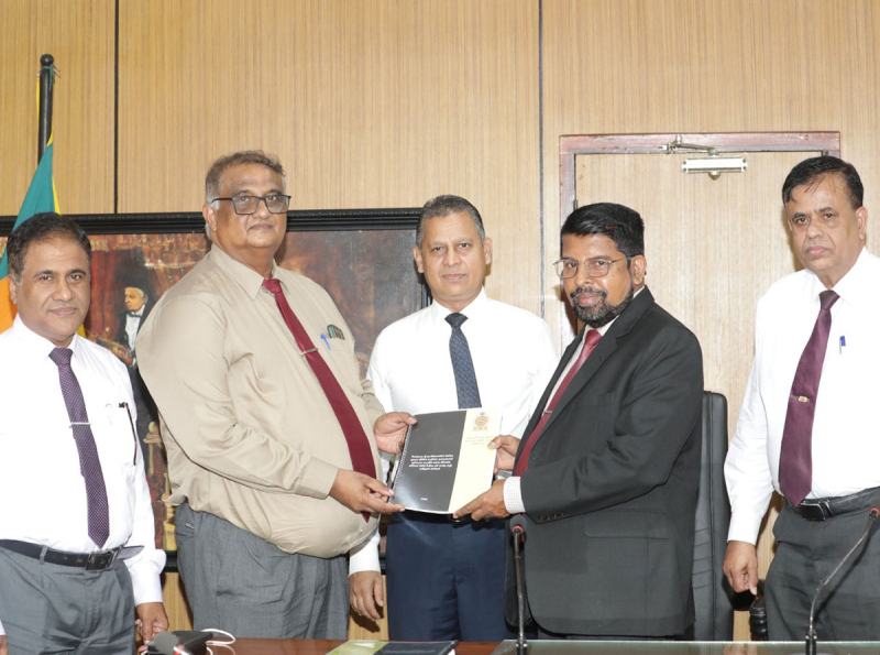 විදේශගත වූවන්ට ඡන්ද ප්‍රකාශ කිරීමේ ප්‍රතිපාදන සැලැස්වීමේ කමිටු වාර්තාවක් භාර දෙයි 