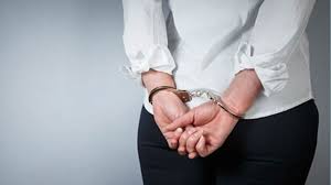 නීති විරෝධි මත්පැන් සමඟ සැකකාරියක් අත්අඩංගුවට